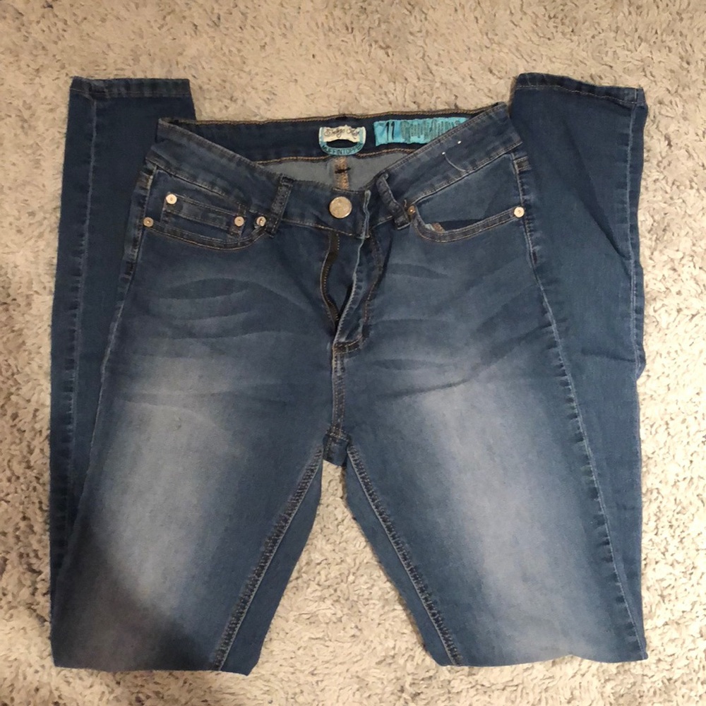 A skinny rinse wash jeans